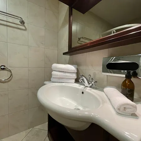 International House Zw 3 *